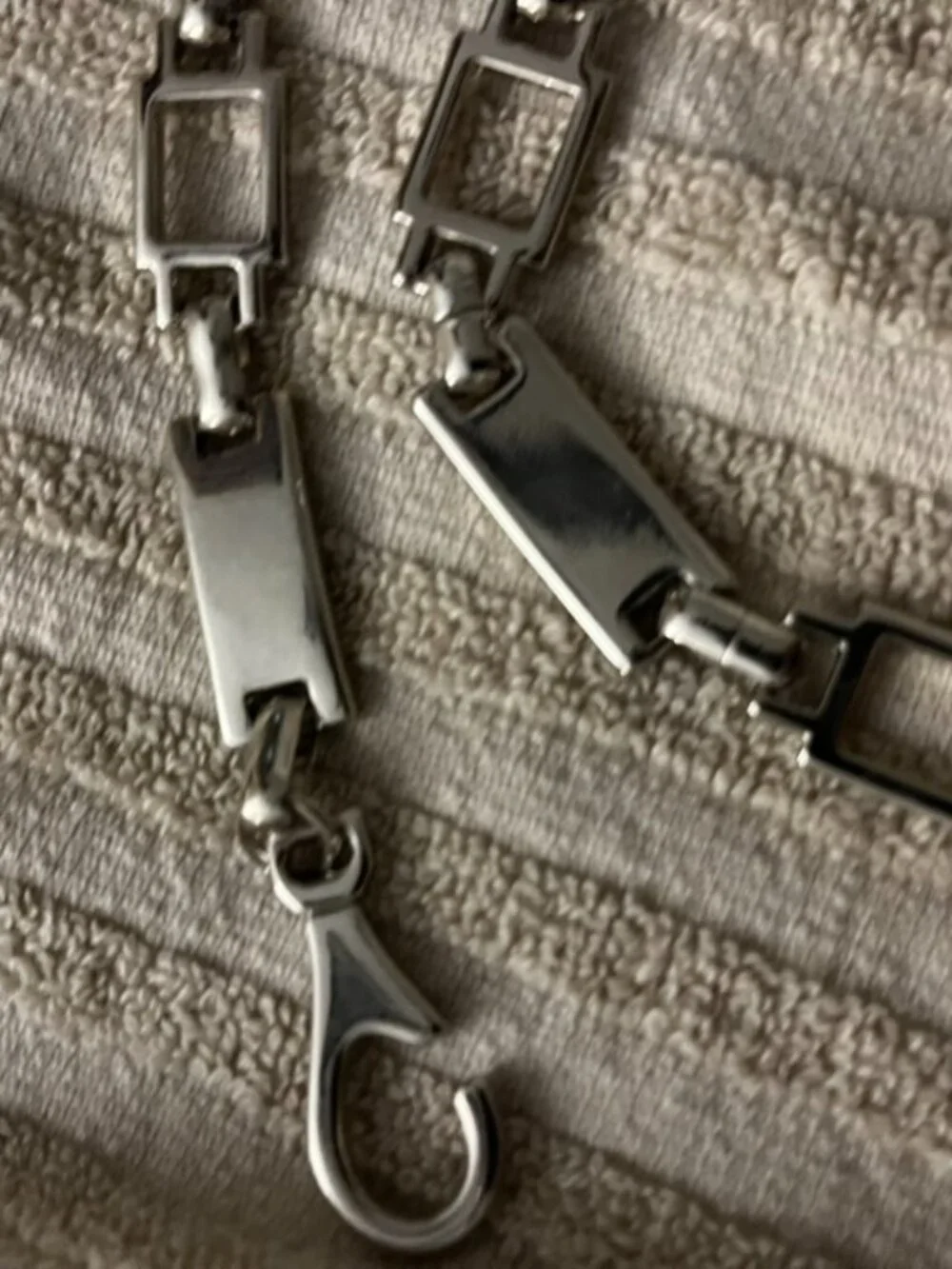 LIZ CLAIBORNE SILVER CHAIN BELT 34-45 INCH Adjustable